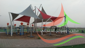 مظلات شد إنشائي حديثة بتصاميم هندسية.
